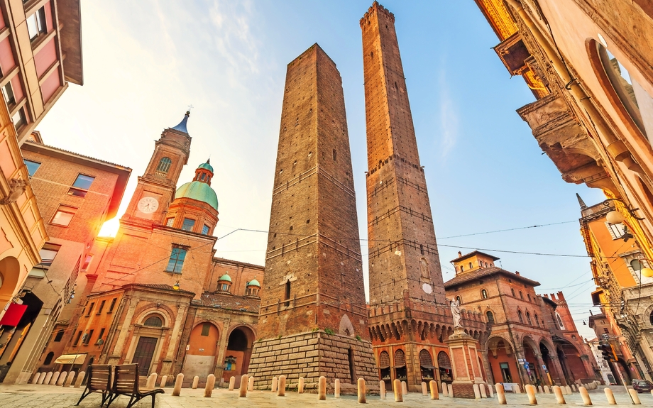 Zwei berühmte fallenden Türme Asinelli und Garisenda, Bologna