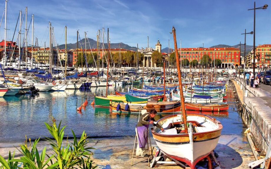 Boot Maler im Hafen von Nizza (FR)