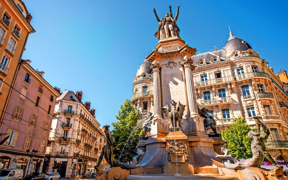 Stadt Blick auf die Straße mit Brunnen von drei Aufträge in der Altstadt von Grenoble Stadt am soth Osten Frankreichs