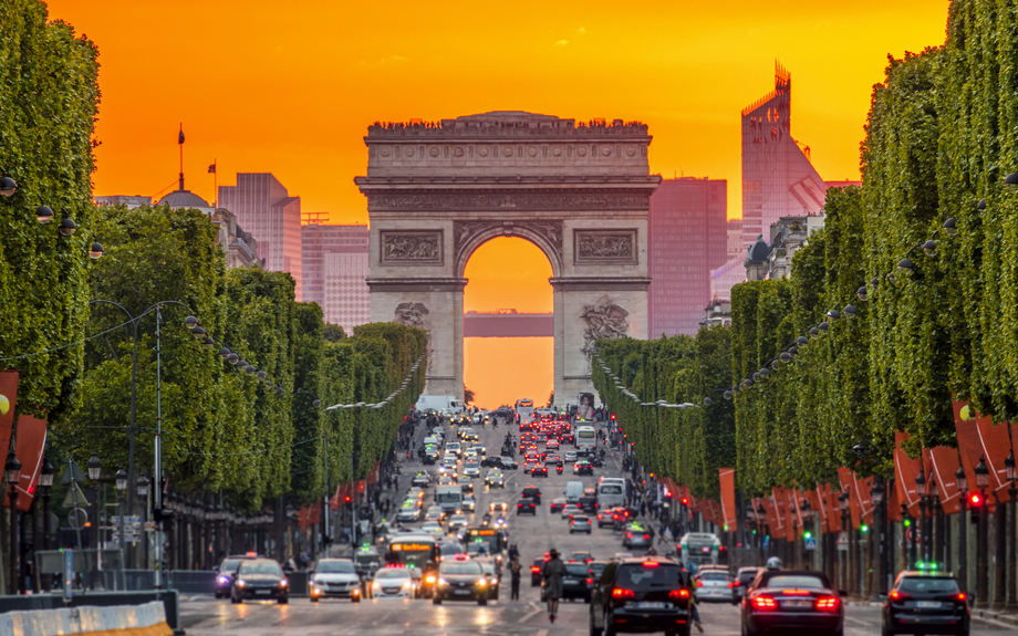 Champs Elysees und der Arc de Triomphe während eines goldenen Sonnenuntergangs in Paris, Frankreich