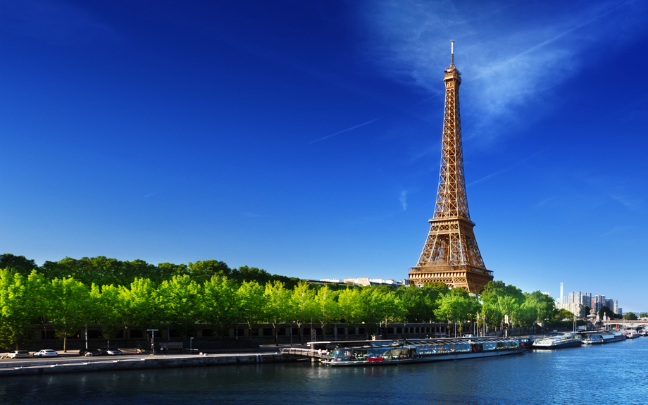 Seine in Paris mit Eiffelturm bei Sonnenaufgang