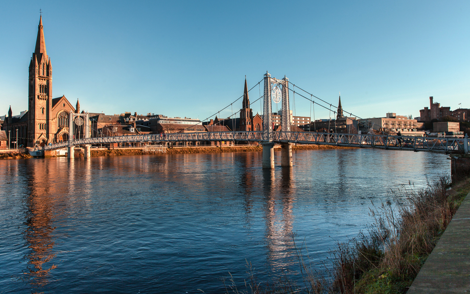 Stadtansicht von Inverness mit Fluss Ness 