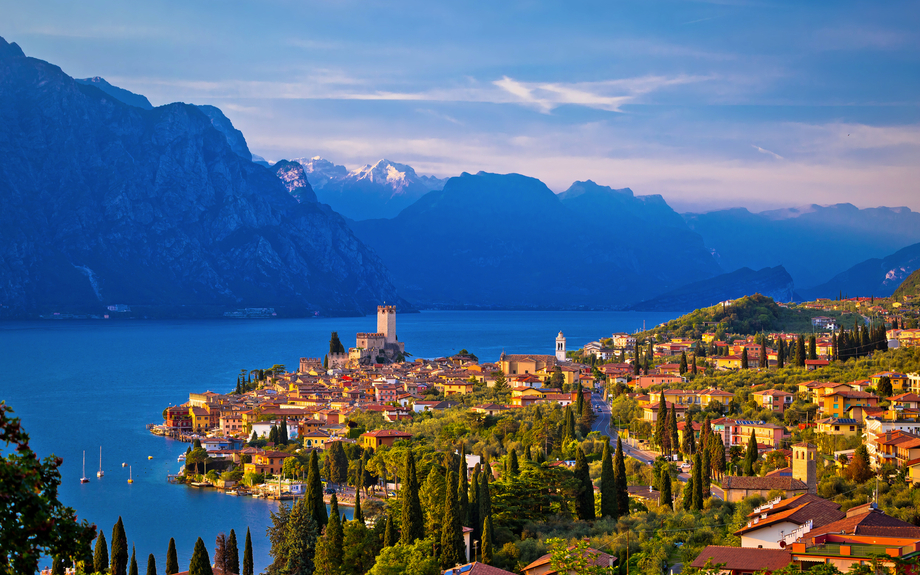 Stadt von Malcesine auf Gardasee-Skylineansicht