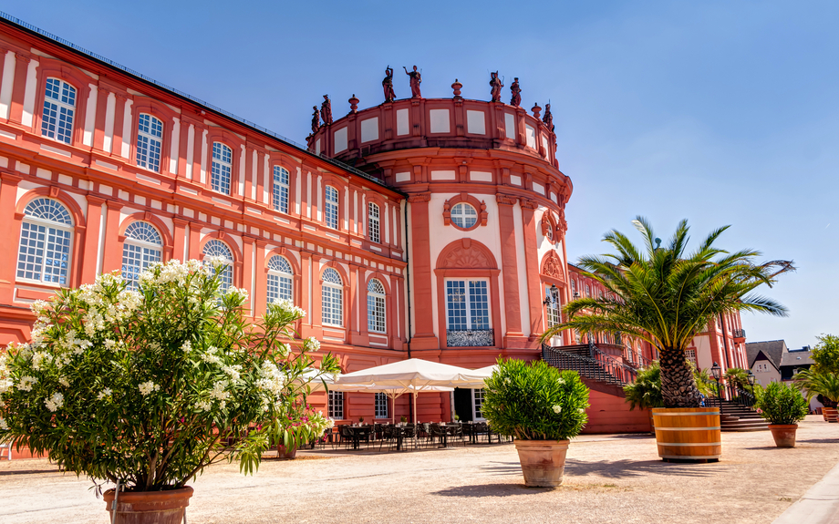 Schloss Biebrich in Wiesbaden an einem Sommertag