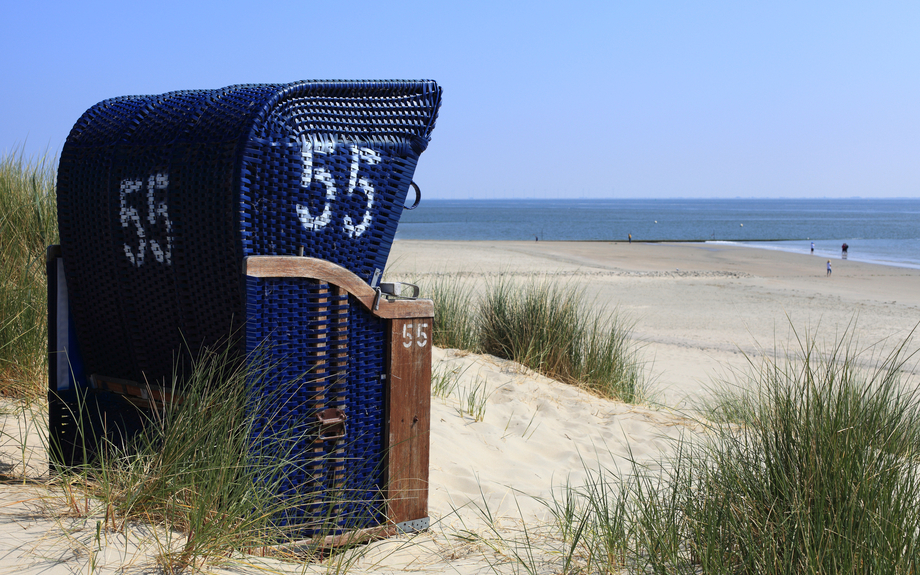 Borkum - Strandkorb am Meer