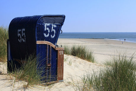 Borkum - Strandkorb am Meer