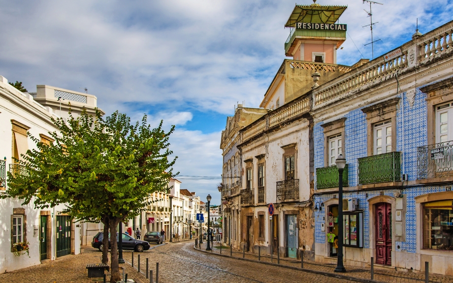 Ansichten von den Straßen von Tavira in Portugal