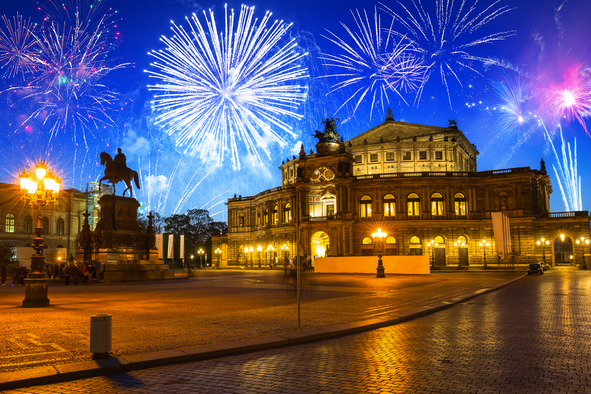 Neujahrsfeuerwerk über der Semperoper in Dresden