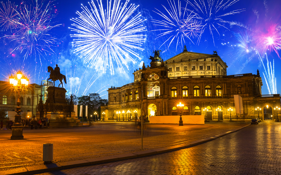 Neujahrsfeuerwerk über der Semperoper in Dresden