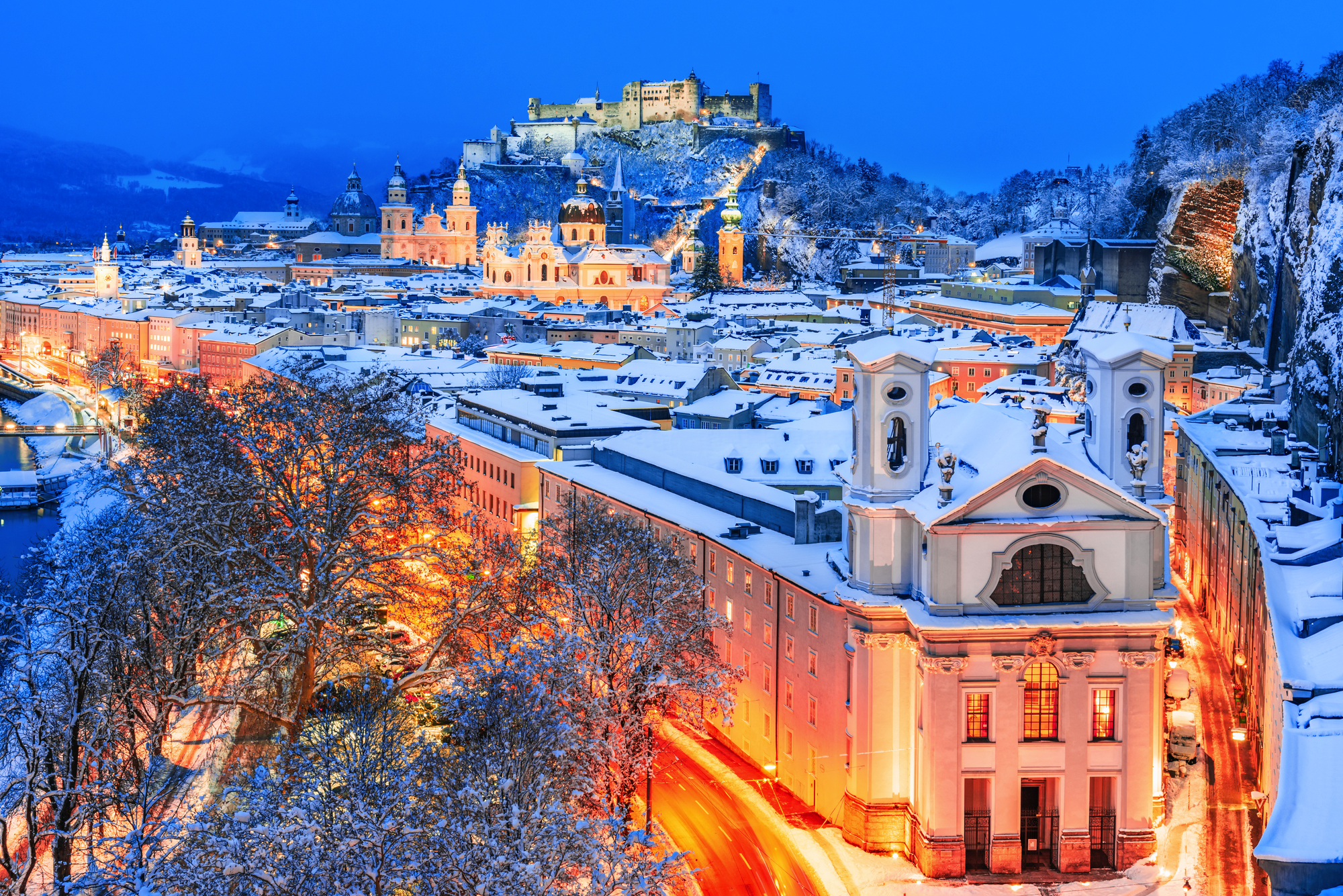 Winteransicht der historischen Stadt Salzburg mit der berühmten Festung Hohensalzburg