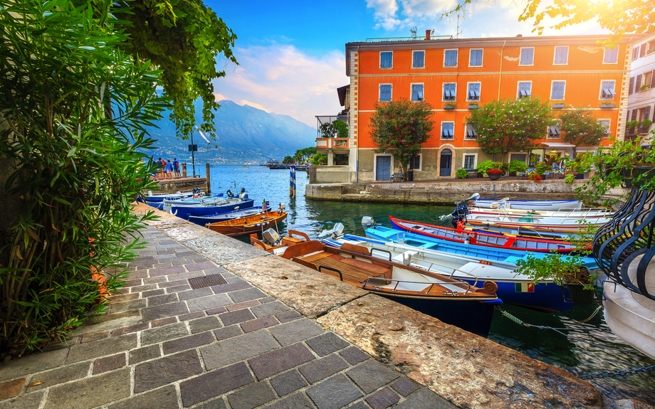 Fischerboote im Hafen von Limone sul Garda, Italien