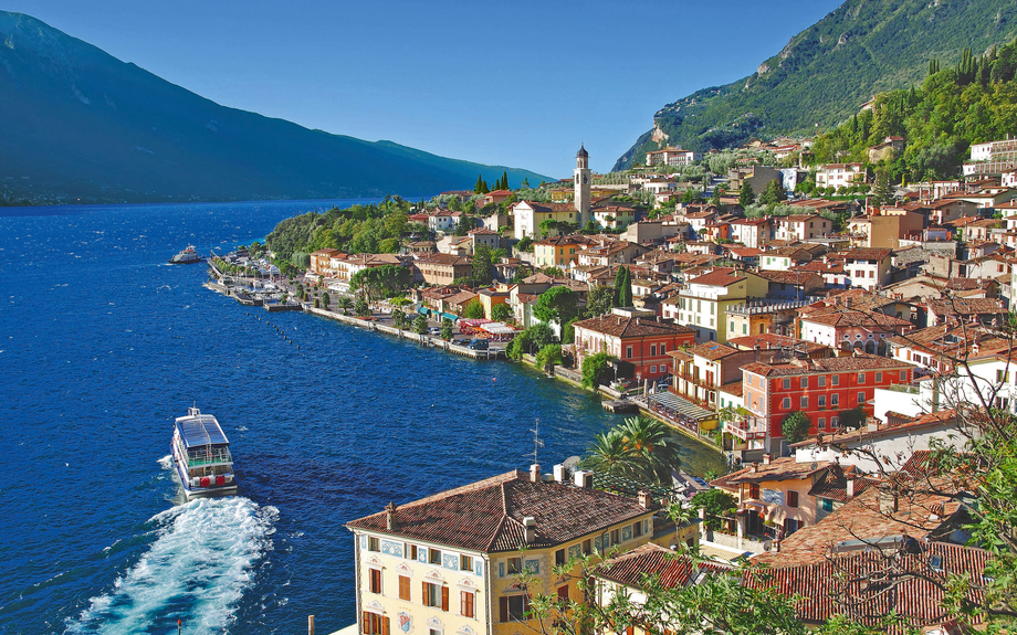 Blick über Limone am Gardasee