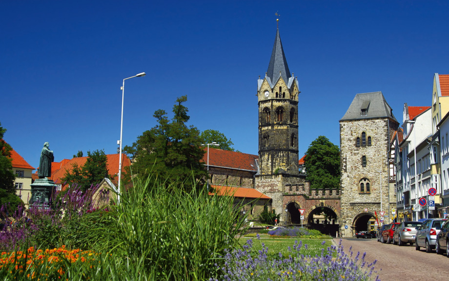 Eisenach - Altstadt mit Nikolaiturm und Nikolaitor