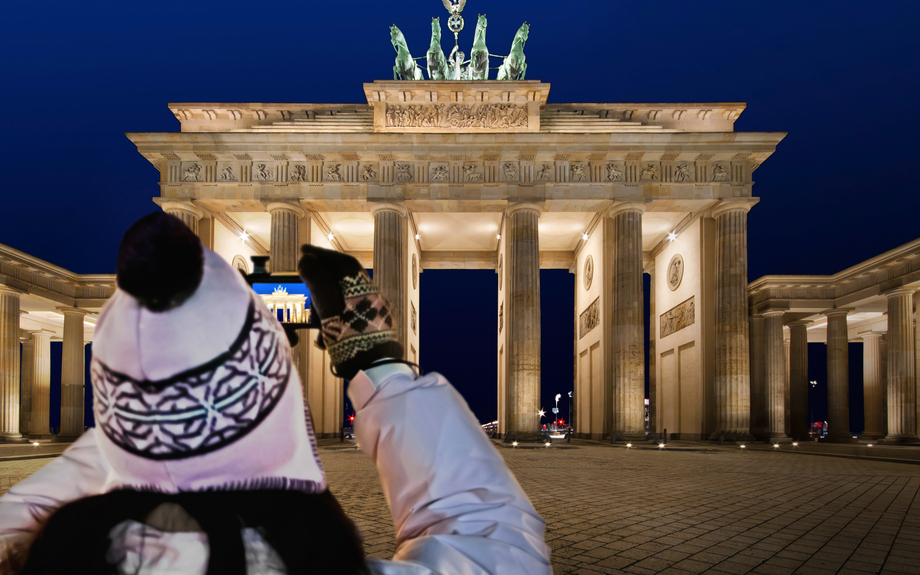 Touristin fotografiert das Brandenburger Tor