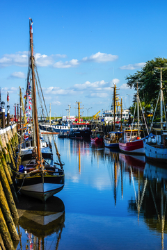 Büsumer Hafen bei blauen Himmel mit Wolken