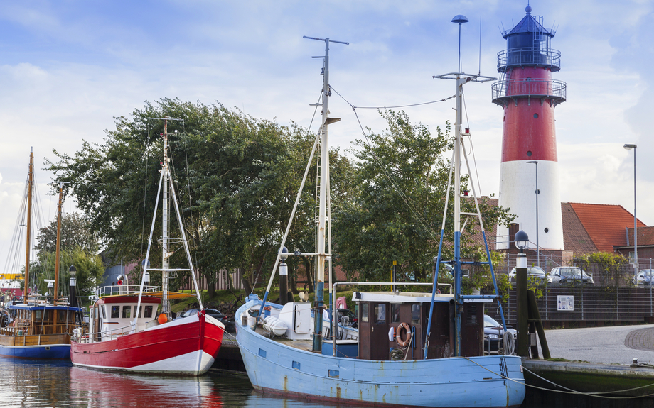 Fischkutter und Leuchturm in Büsum