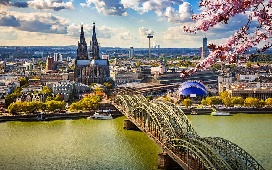 Luftaufnahme von Köln im Frühling