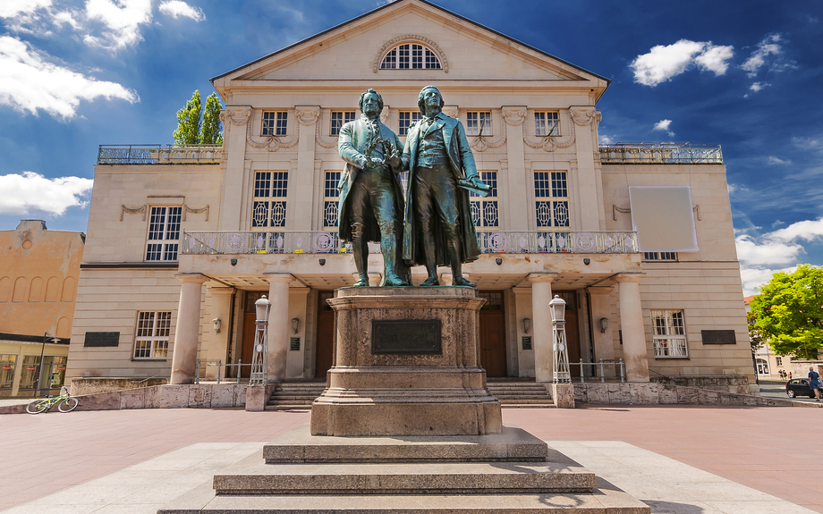 Deutsches Nationaltheater mit Goethe und Schiller in Weimar, Deutschland