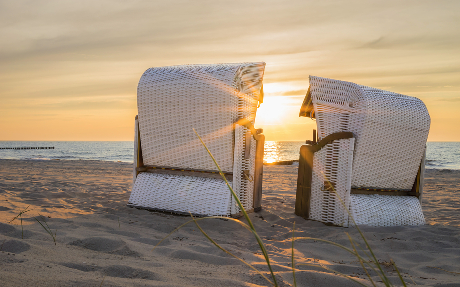 Die Abendstimmung im Strandkorb am Meer genießen!