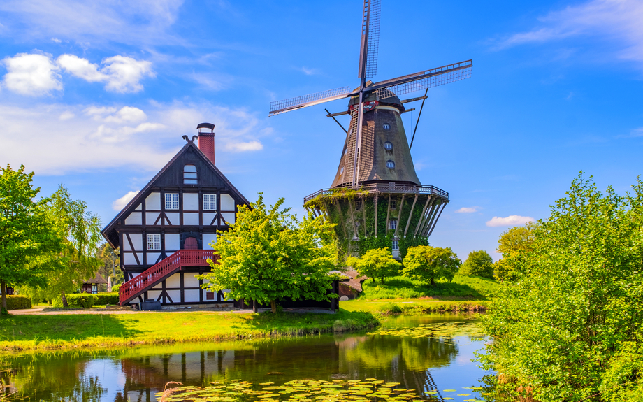 bunte Windmühle in Gifhorn am See im Sommer