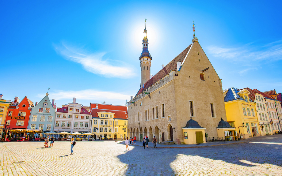 Panoramablick auf den Tallinner Hallenplatz und die Altstadt