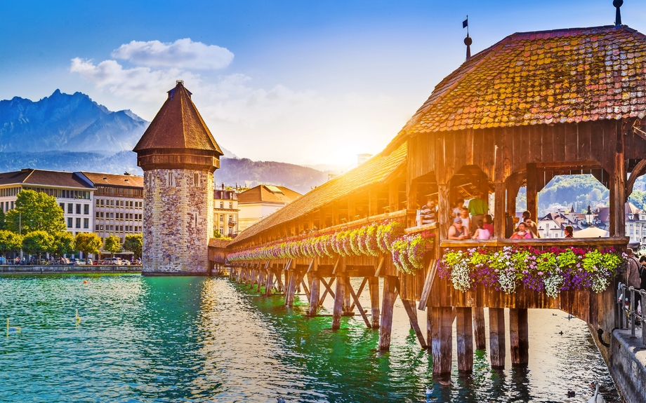 Luzern mit Kapellbrücke bei Sonnenuntergang, Schweiz