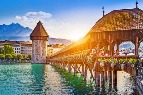 Luzern mit Kapellbrücke bei Sonnenuntergang, Schweiz