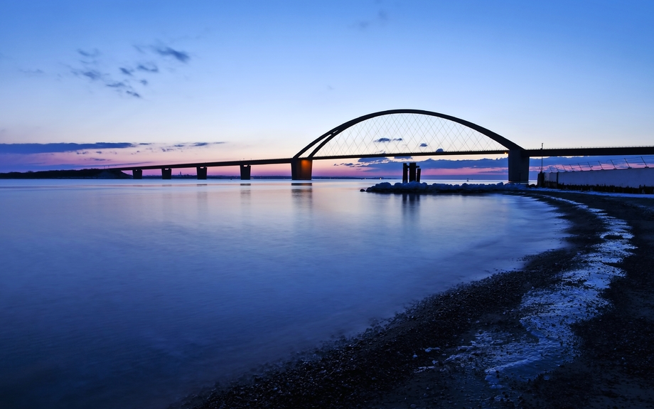 Fehmarnsundbrcke am Winterabend