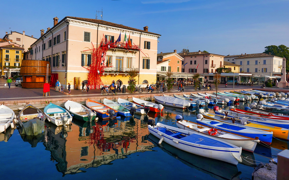 Hafen von Bardolino am Gardasee in der Region Venetien, Italien