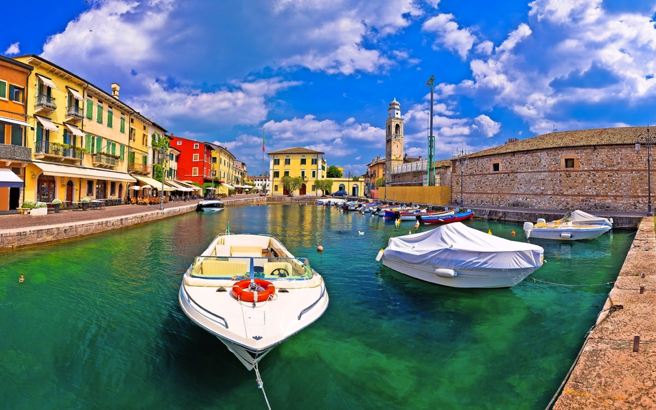 bunter Hafen von Lazise am Gardasee