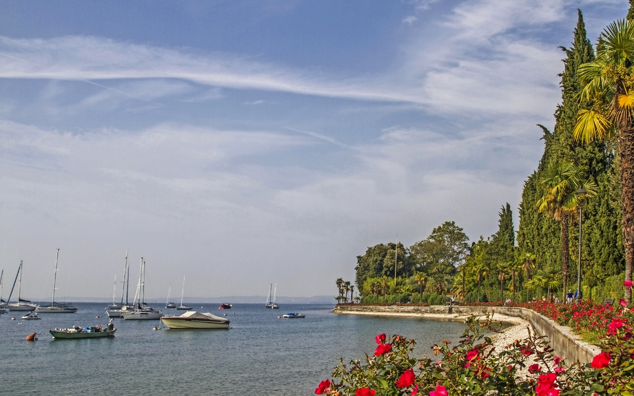 Blick auf Bardolino am Gardasee in der Region Venetien, Italien