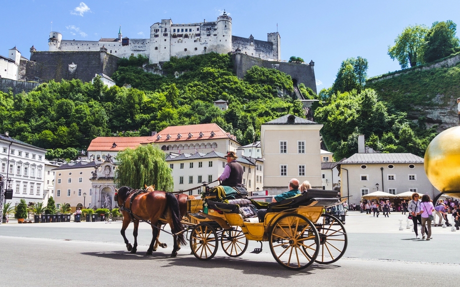 Touristen, die in Pferdewagen Salzburg besichtigen,Österreich