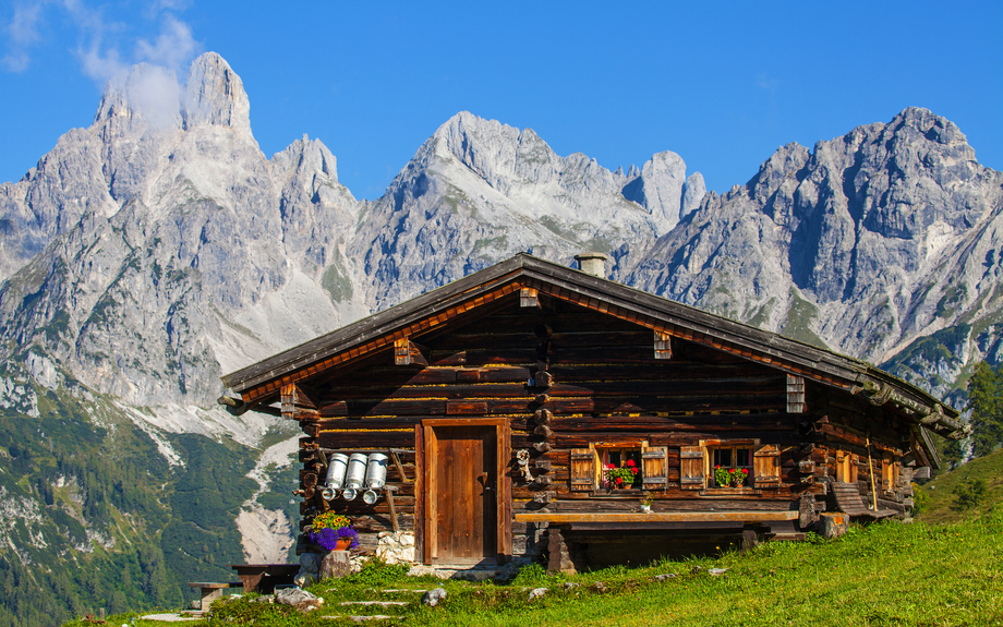 Almhütte vor der Kulisse der Bischofsmütze