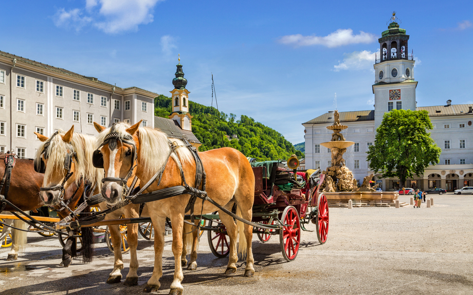 Pferdekutsche auf dem Residenzplatz in Salzburg