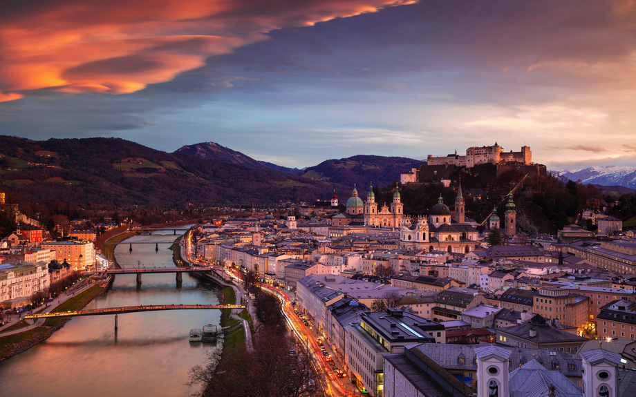 Salzburger Dom bei wunderschönem Wintersonnenuntergang