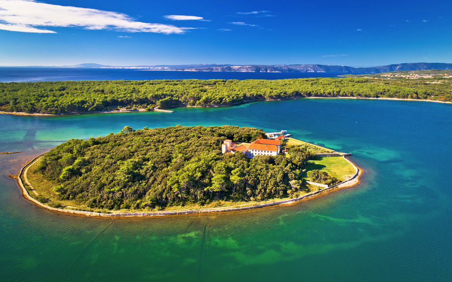 adriatische Klosterinsel Kosljun in der Bucht von Punat