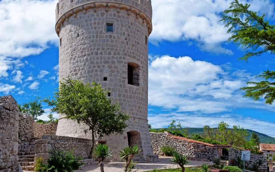 Turm Creska Kula auf der Insel Cres, Kroatien