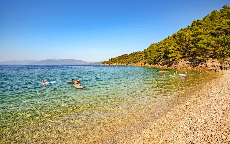 Strand in der Nähe des Dorfes Valun auf der Insel Cres, Kroatien