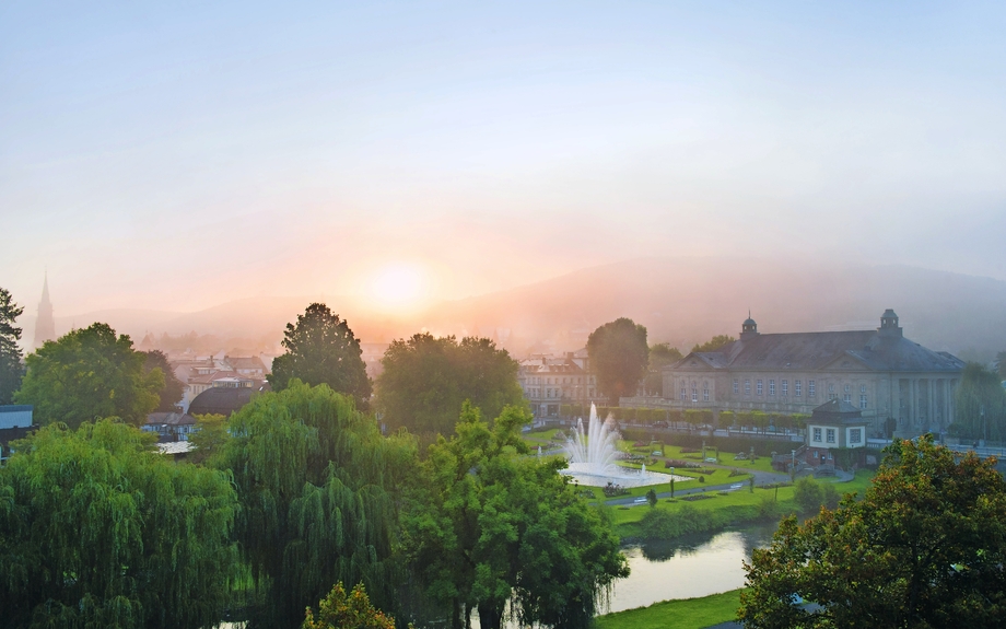 Blick auf den Rosengarten mit Regentenbau in Bad Kissingen