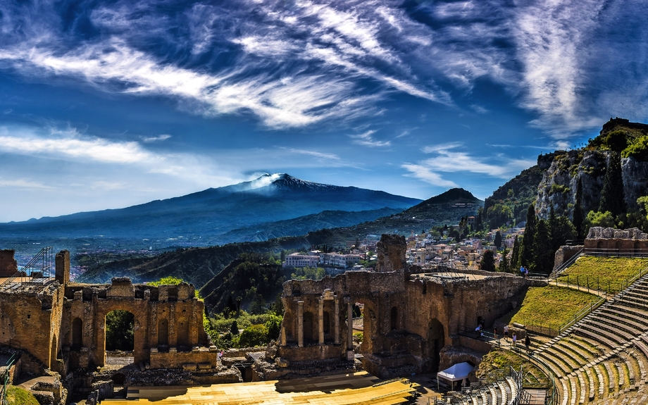 Teatro Antico di Taormina auf Sizilien mit Ätna im Hintergrund, Italien