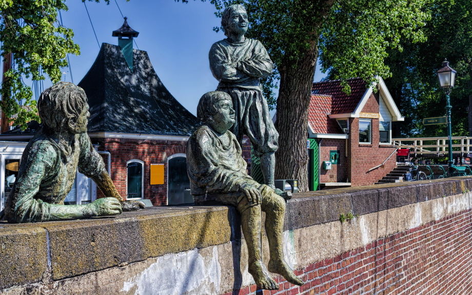 Schiffsjungen am Hafen von Hoorn