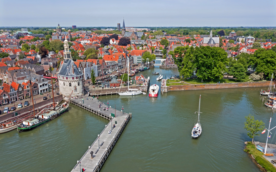 Luftaufnahme der historischen Stadt Hoorn in Nordholland