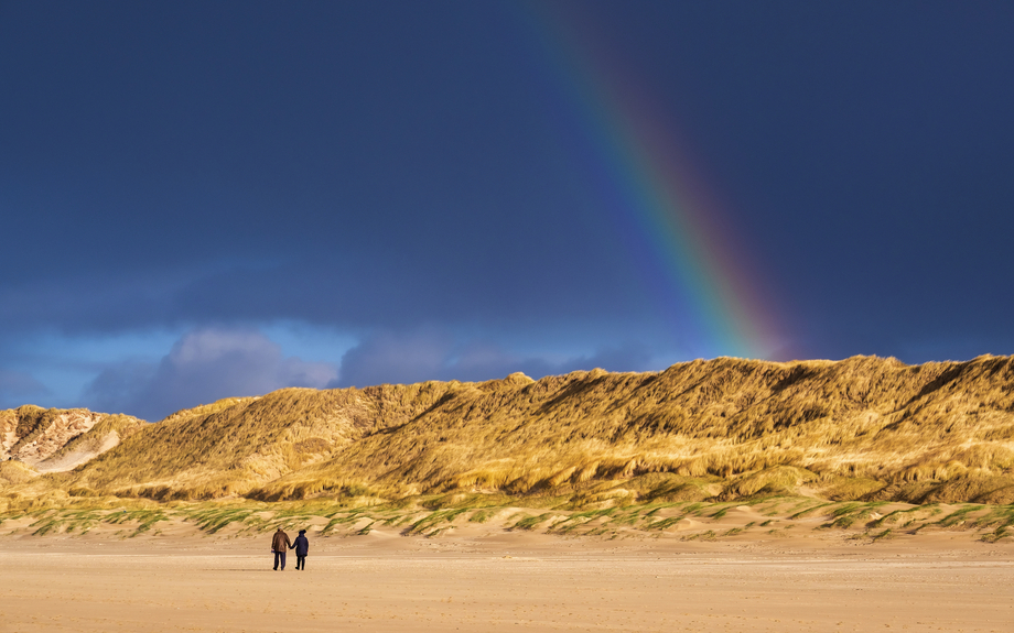 Regenbogen über den Dünen von Egmond an Zee