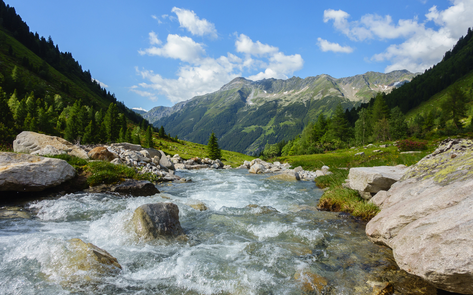 Wildbach vom Gletscher in den österreichischen Bergen