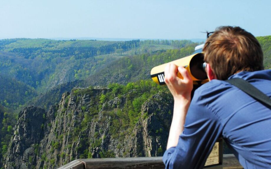 Tourist blickt auf das Rosstrappemasiv