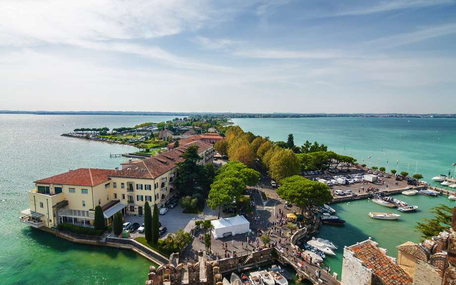 Blick von der Burg Rocca Scaligera über Sirmione am Gardasee, Italien