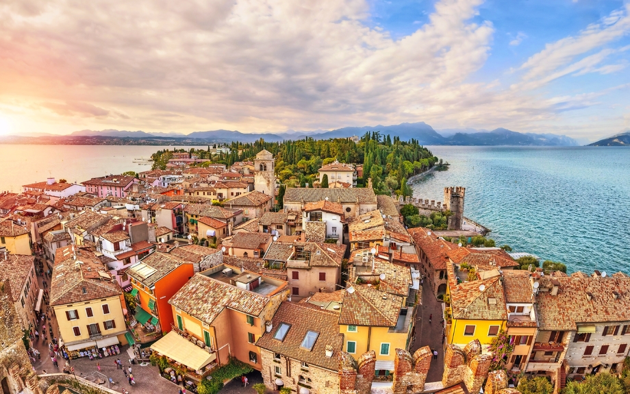 Panorama der historischen Stadt Sirmione auf einer Halbinsel im Gardasee in der Lombardei, Italien