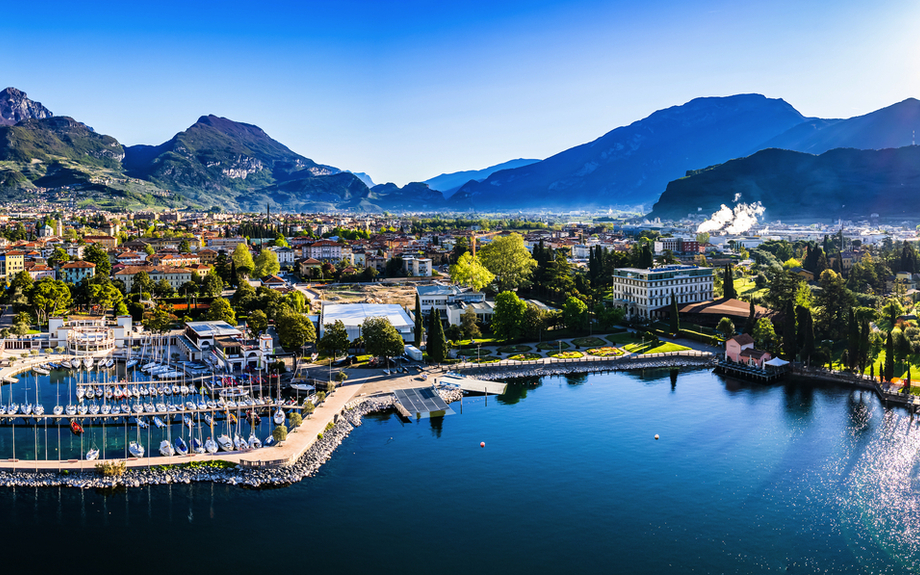 Altstadt und Hafen von Riva del Garda in Italien