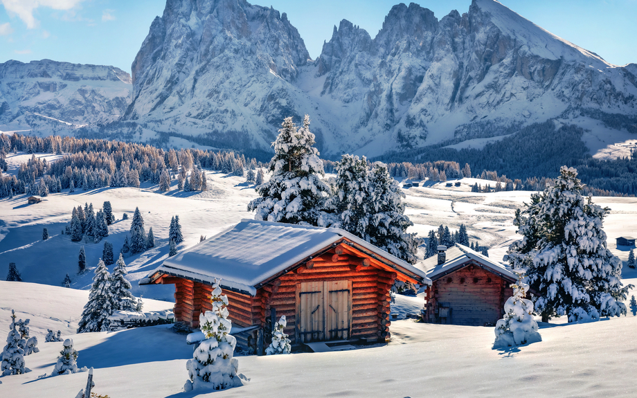 Seiser Alm mit dem Plattkofel-Gipfel im Hintergrund im Winter
