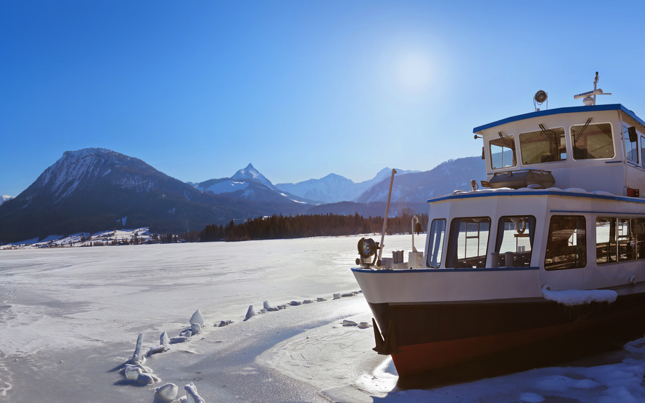 zugefrorener Wolfgangsee im österreichischen Salzkammergut